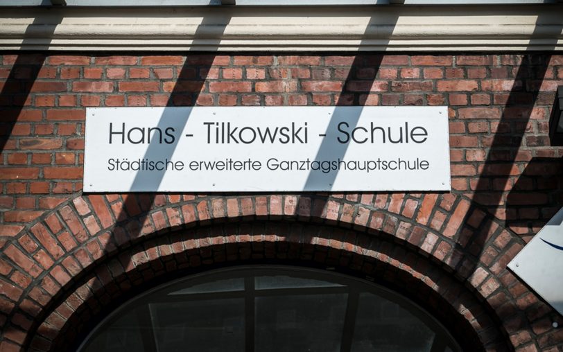 Das alte Namensschild der Schule an der Neustraße 16.