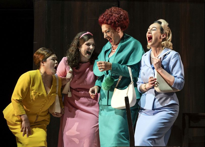 Die lustigen Weiber von Windsor (v.l.) Heejin Kim, Margot Genet, Almuth Herbst und Constanze Jader stecken in Kostümen der 1950er Jahre.