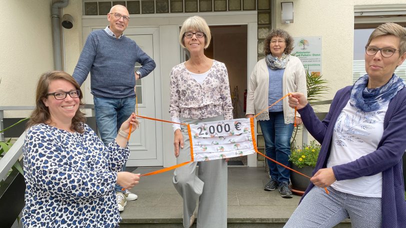 2.000 Euro Reinerlös durch die Maskenaktion: Zur Übergabe trafen sich (v.li.) Kathrin Boresch (Freiwillige), Frank Obenlüneschloß (Förderverein), Annegret Müller (Hospizdienst/Kreativgruppe), Karin Leutbecher (Hospizdienst) und Andrea Höcker (Freiwillige). Es fehlt: Gabriele Sobczyk (Freiwillige).