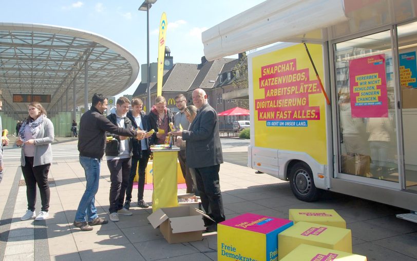 Nückel mit Herner Bürgern und Schülern am Knotenpunkt Bahnhof.