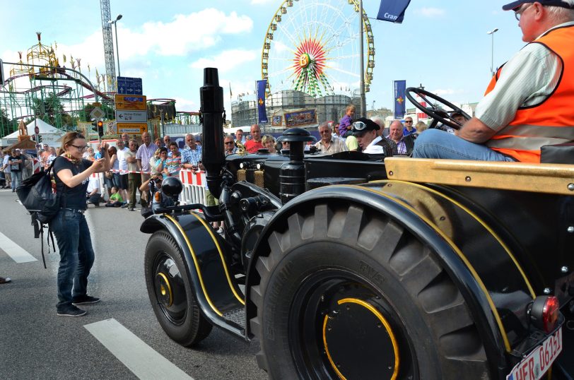 Kirmesoldtimer fahren von Bochum zum Cranger Kirmesplatz