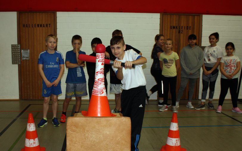 Baseball in der Turnhalle.