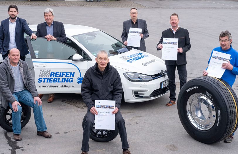 Die Jubilare Hans-Georg Willeke, Thomas Ulbrich, Martin Breuer, Hubertus Mönkemöller und Jürgen Sommer (von li.) mit den Geschäftsführern Alexander und Christian Stiebling. Beim Fototermin fehlte der sechste Jubilar Jörg Bartsch.