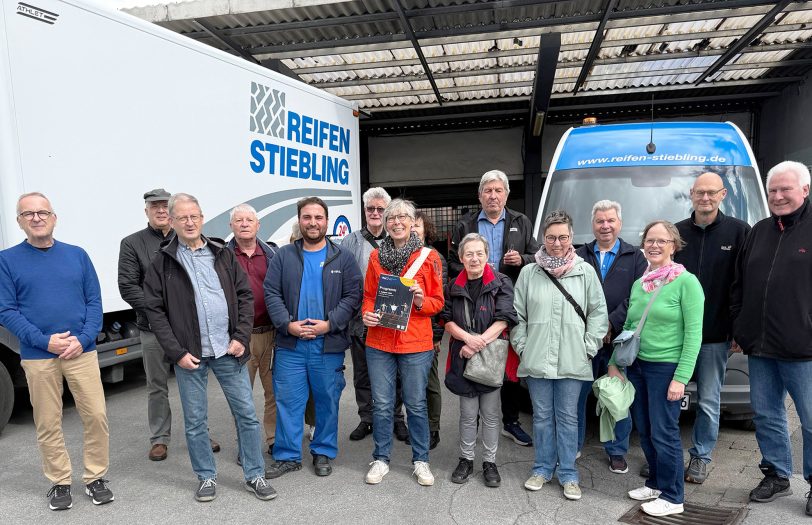 Zum Auftakt des Semesters ging es zum Stammsitz von „Reifen Stiebling“ an der Jean-Vogel-Straße. Geschäftsführer Christian Stiebling (6. von re.) stellte den vhs-Teilnehmenden und Programmbereichsleiterin Dr. Sybille Rößler-Lelickens (7. von li.) unter anderem die über 95-jähriges Geschichte des Familien-Unternehmens sowie die Reifen-Montage und Kfz-Werkstatt vor.