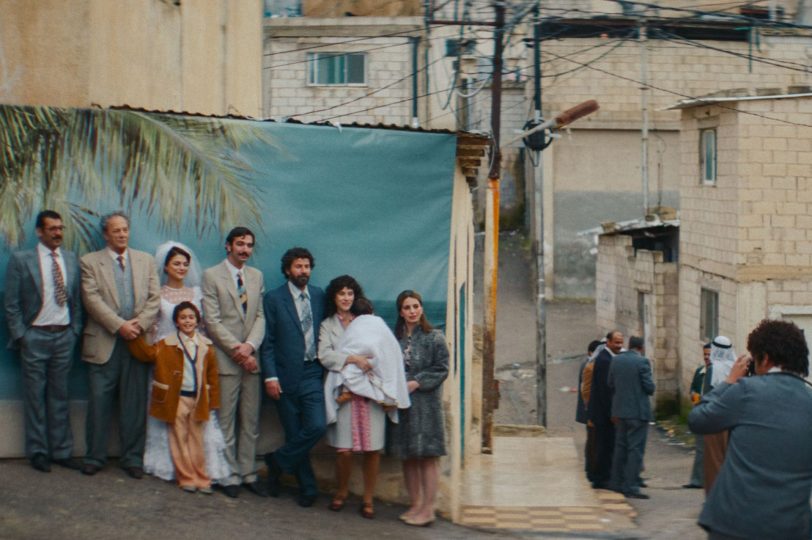 Das Hochzeitsbild wird fotografiert, u.a. mit Sharif (Mohammad Bakri), Noor (Sanal Alkabarete), Salim (Saleh Bakri) und Hanan (Cherien Dabis).