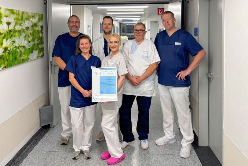 v.l. Stephan Ziemke, Chefarzt Geriatrie Witten, Dr. Sarah Götz, Oberärztin Unfallchirurgie EvK Herne, Christos Zioumpiloudis, Oberarzt Geriatrie Witten, Melanie Freese, stellv. Stationsleitung EvK Herne, Meinolf Vöge, Delirbeauftragter EvK Herne, Dr. Guido Rölleke, Chefarzt Unfallchirurgie EvK Herne