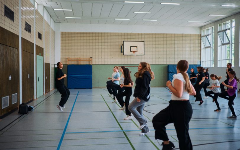 Tänzer des Urban Arts Ensemble des Theater Oberhausen boten Schnupperworkshops für die rund 70 Teilnehmenden aus ganz NRW an.