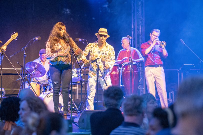 Kubanische Nacht im Schlosshof Strünkede in Herne (NW), am Samstagabend (27.07.2019), mit der sechsköpfigen Berliner Salsaband „Mi Solar“.