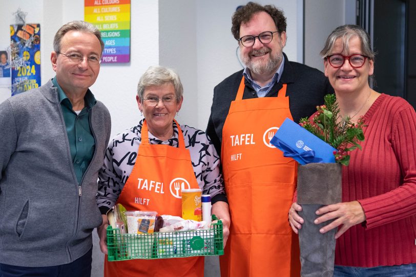v.l. Hartwig Szymiczek (Geschäftsführer Gelsenkirchener Tafel), Karin Harms (Ehrenamtlerin Gelsenkirchener Tafel), Michael Schulz (Intendant MiR), Christine Bartsch (Vorsitzende Gelsenkirchener Tafel)