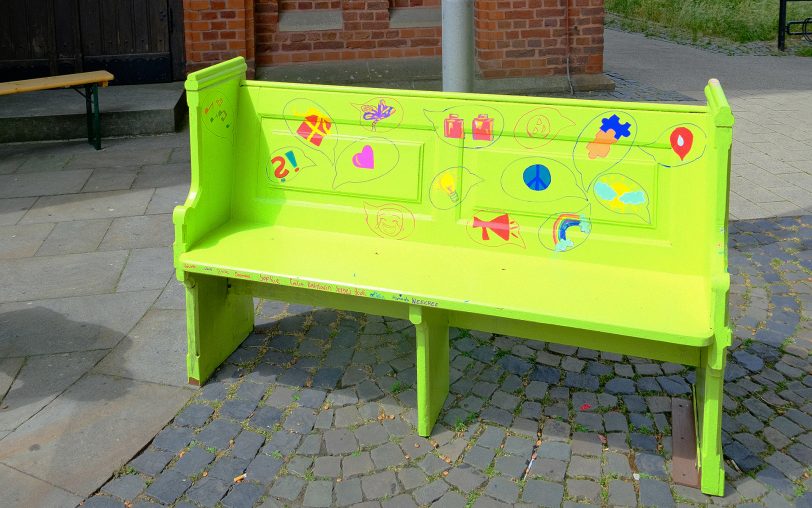 Die grüne Gesprächsbank vor der Christuskirche an der Hauptstraße lädt zu Plaudereien ein.
