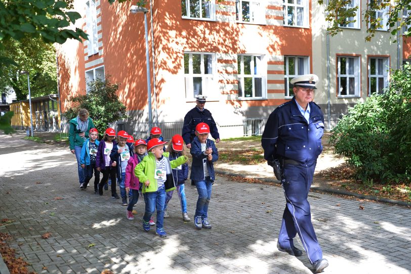 Die Klasse 1c erkundet den Schulweg.