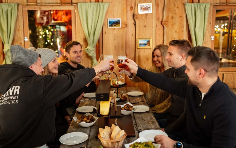 Gemütlich etwas essen und auch trinken: Das Winterglühen bei Oskar am Kanal in Unser Fritz startet wieder ab Samstag, 1. November 2025.