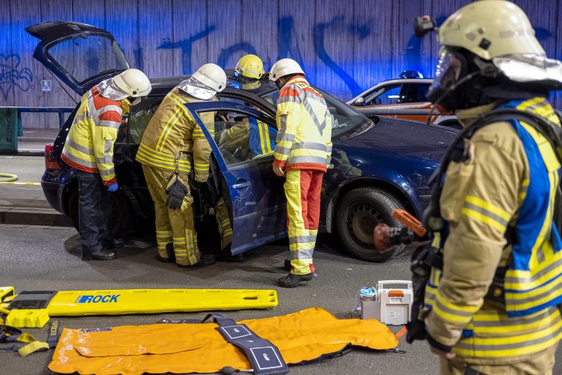 Übung der Feuerwehr in Herne (NW), am Donnerstag (09.06.2022), im Straßentunnel der Dorstener Straße. In dem 109 Metern langen Tunnel, unter den Eisenbahngleisen in Stadtteil Wanne, wurde der Verkehrsunfall mit zwei PKW und drei verletzten Personen realitätsnah inszeniert. Einsatzkräfte der Berufs- und der Freiwilligen Feuerwehr sowie des Rettungsdienstes übten die Befreiung der in den Fahrzeugen eingeschlossenen Personen und deren rettungsdienstliche Versorgung.