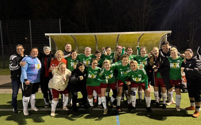 Freude pur: Hier feiert das Team nach dem Sieg im Halbfinale gegen den ASC Leone.