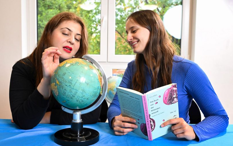 Lina Atfah (l.) und Annamae Endtinger bei der ersten Probe zu ihrem Lyrikprojekt „Was willst du, Welt“ am Westfälischen Landestheater, das am 31. Oktober 2024 in der Fridtjof-Nansen-Realschule in Castrop-Rauxel Premiere feiert.