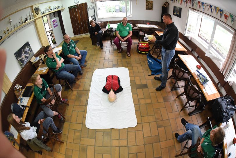 Übergabe und Einweisung eines AED beim CTW Wanne-Eickel durch Denis Handke von der RCS Gelsenkirchen.