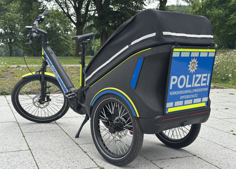 Das Lastenrad RIKI der Polizei ist foliert wie ein Streifenwagen.