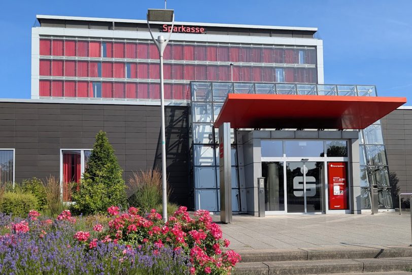 Hauptstelle der Herner Sparkasse von der Parkplatzseite (Kulturzentrum). Dieser Eingang bleibt während des Umbaus geschlossen.