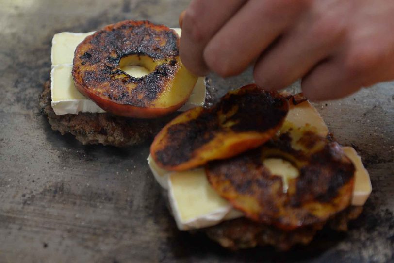 Weihnachts-Burger - Patties mit karamelisierten Apfelringen und Brie-Käse.