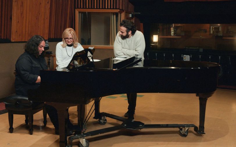 Die 75-jährige Googoosh beglückt ihre große Fangemeinde auch heute mit neuen Musikproduktionen, die allerdings außerhalb ihrer persischen Heimat entstehen müssen.