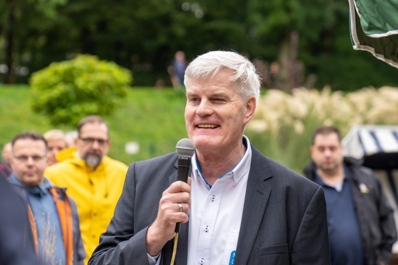 Joachim Fröhner bei der Eröffnung der Minigolfanlage