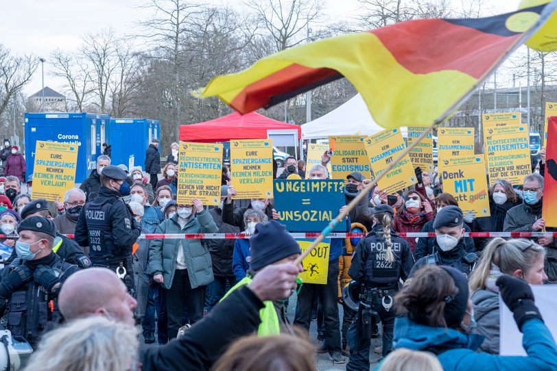 Impfgegner aus mehreren Ruhrgebietsstädten haben sich am Sonntag (06.03.2022) zu einer Protestveranstaltung, auf dem Cranger Kirmes-Platz in Herne (NW), versammelt. Die Teilnehmenden zogen von dort, unter Polizeibegleitung, durch die Wanner Innenstadt. Am Buschmannshof (im Bild) wurden sie von Gegendemonstranten, unter Federführung des Bündnis Herne, mit lautstarkem Gegenprotest empfangen.