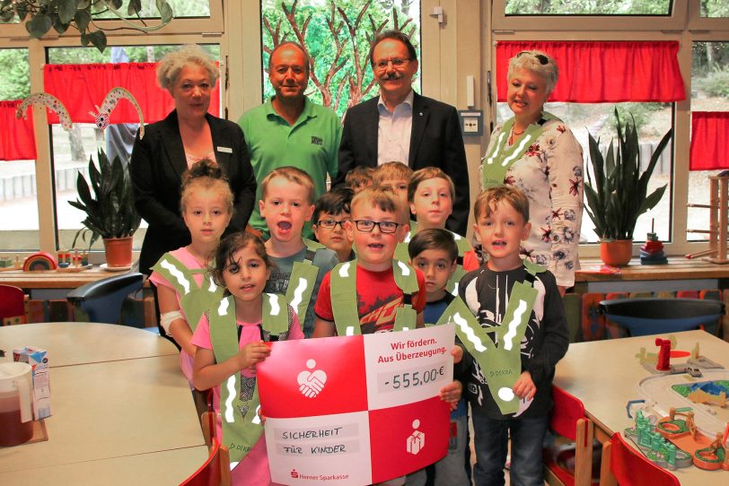 v.l. Michele Wolfram, Reinhard Dembowy, Ulrich Klonki, Heike Rominski vorne: Esrem und Leon, mit dem Scheck der Herner Sparkasse.