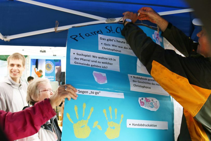 Kanalfest 2022. Der Himmel öffnete die Schleusen. Trotzdem kamen hunderte Menschen auf den Festplatz.