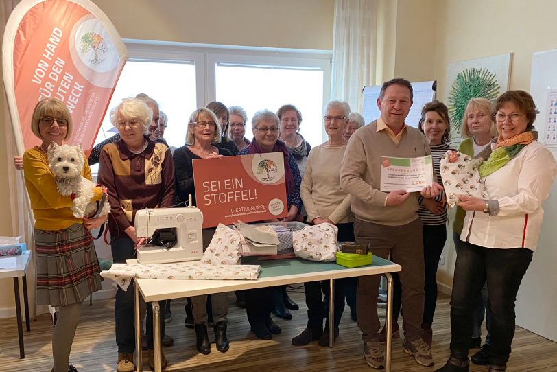 2.200 Euro übergab die Kreativgruppe an den Förderverein der Palliativstation im EvK.