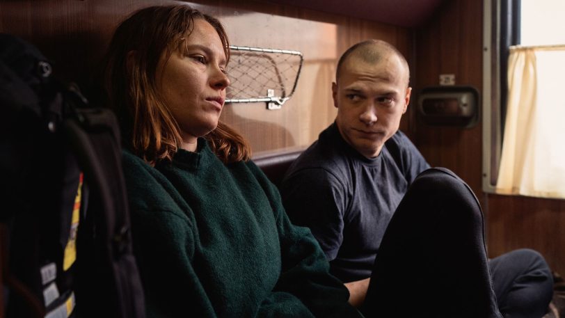 Laura (Seidi Haarla) und Ljoha (Yuri Borisov) kommen sich auf der langen Zugfahrt an den nördlichen Polarkreis erst allmählich näher.