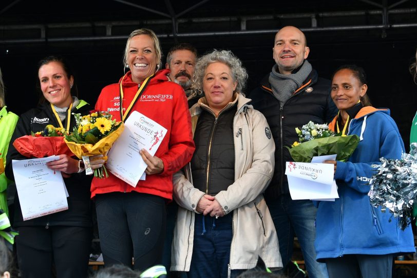 Ehrung der drei schnellsten Damen des 16. Martinilaufs.