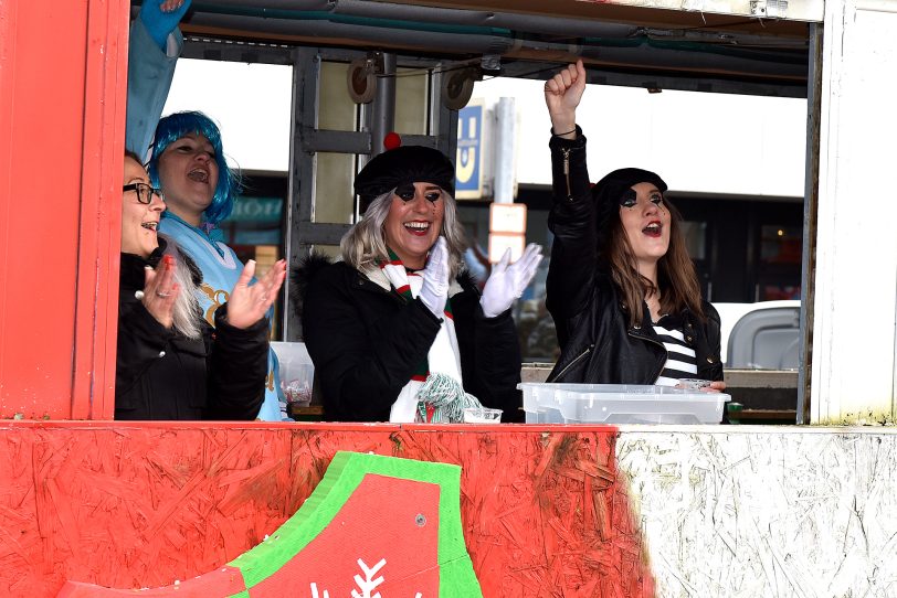 Der Rosenmontagszug am Robert-Brauner-Platz.