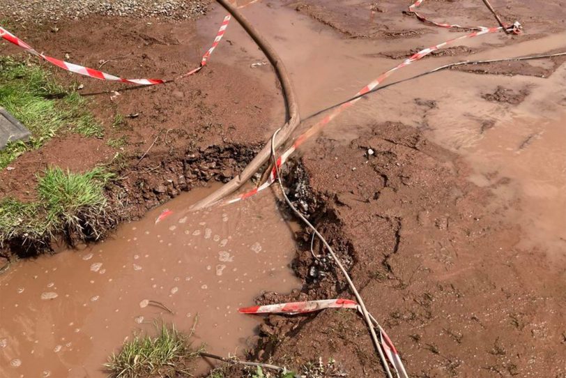 Die Feuerwehr versucht den Sportplatz an der Franzstraße, der aufgrund der starken Regenfälle unter Wasser steht, von den Wassermassen zu befreien und setzt Pumpen ein.