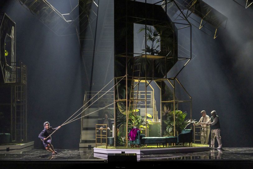 Cornelia (Katarzyna Kuncio) legt sich nicht nur gesanglich mächtig ins Zeug im ungewöhnlichen Bühnenbild der Oper „Giulio Cesare in Egitto“ im Theater Duisburg.