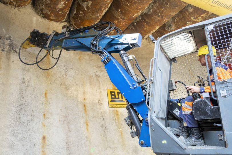 Zunächst werden Betonpfähle 'durchgeknabbert', bevor es in die Halde geht.