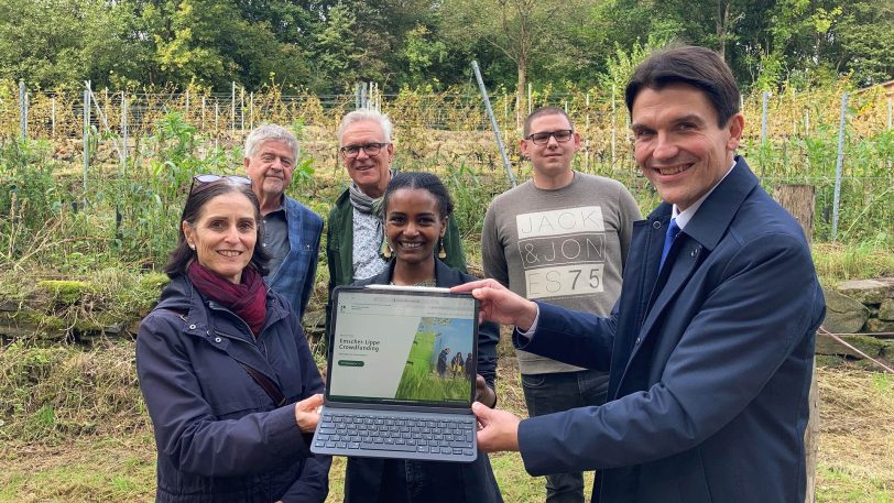 (v.li.) Brigitte Schubert und Heinz Meyer (beide Emscher-Guides), Dr. Mario Sommerhäuser von der Emschergenossenschaft, Sara Mulatu von der Essener Ehrenamts-Agentur, Alexander Scheidle vom Kleingartenverein Deininghausen in Castrop-Rauxel und Prof. Dr. Uli Paetzel, Vorstandsvorsitzender der Emschergenossenschaft, haben die Initiative „Mach mit am Fluss!“ vorgestellt.