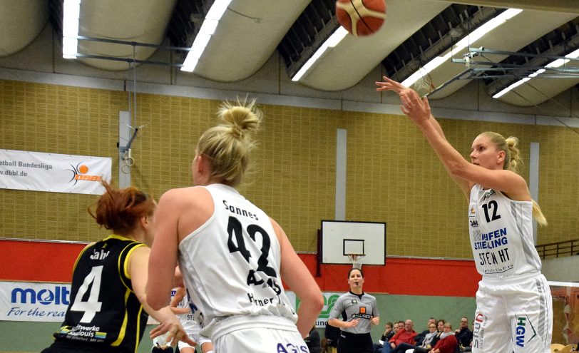 1. Basketball-Bundesliga-Damen: HTC - TV Saarlouis. Beim Wurf Emina Karic.