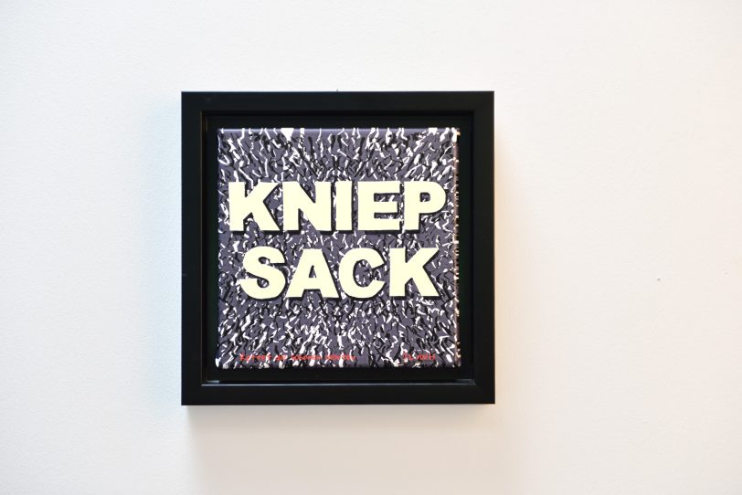 Auf dem Untergrund von Hülk kommen 'gerettete Worte' von Lippmeyer. Hier: Kniepsack meint einen Geizhals.