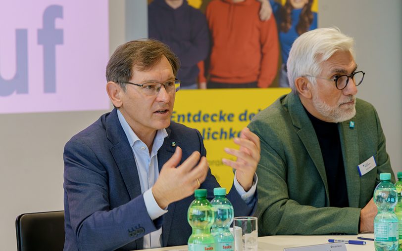 Betonten die Wichtigkeit solcher Aktionstage für Schüler als auch für Unternehmen: (v.li.) Hernes Oberbürgermeister Dr. Frank Dudda und Bochums OB Jörg Lukat.