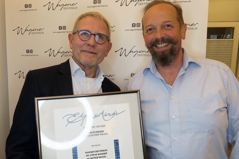 Jörg Böhlke übergibt Stefan Wagener die Ehrenurkunde.
