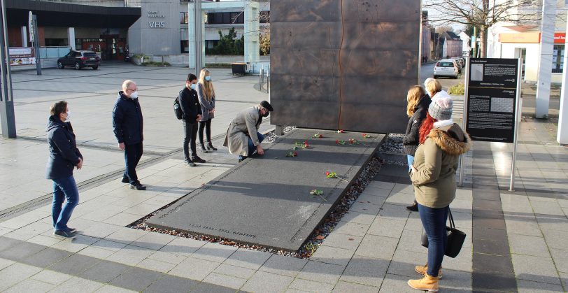 Schüler legten am Shoah-Mahnmal rote Rosen für die Opfer des antifaschistischen Widerstands nieder.