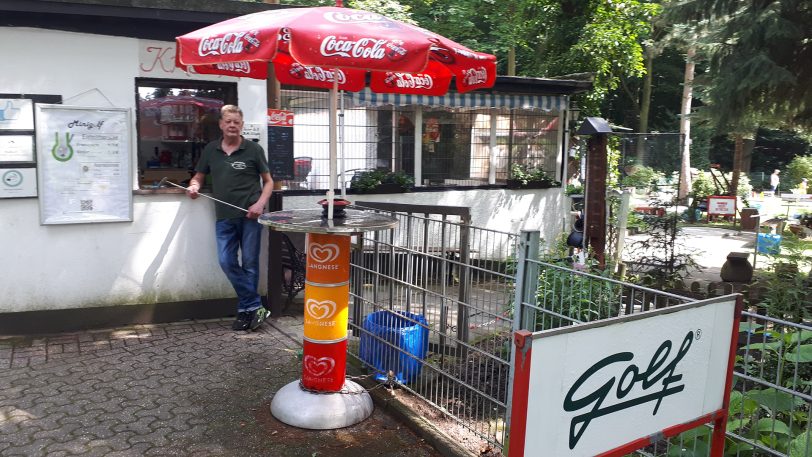 Herein bitte: Pächter Jürgen Glowzak am Eingang zur Minigolfanlage.