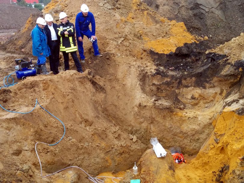 OB Horst Schiereck besichtigt den Fundort der Bombe vor der Entschärfung.