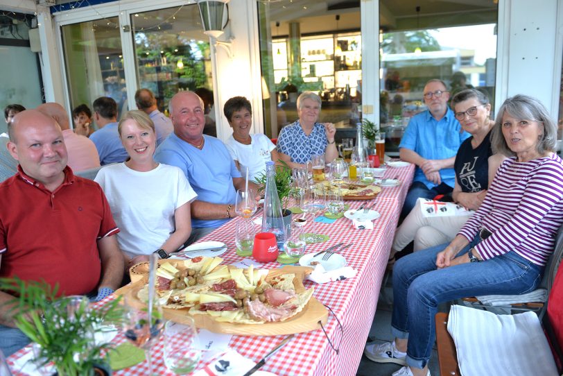 Sardische Leckereien und neue Freundschaften beim ersten Sardischen Abend im Biergarten von Ollis Restaurant.