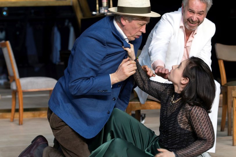 Martin Horn (l.), hier zusammen mit Marina Frank und Thomas Dannemann in „Iwanow“ am Schauspielhaus Bochum, hat das Team des kleinen theater herne bei der Regiearbeit unterstützt.