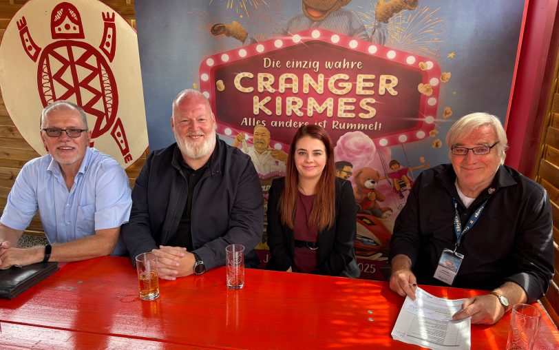 Freuen sich auf den Festumzug zur Cranger Kirmes 2025: (v.li.) Eduard Belker (Zugleiter und Fachbereichsleiter Öffentliche Ordnung), Carsten Buszyk (Kirmespiraten), Janina Thieme (Adams Armaturen) und Jochen Schübel (Kirmessprecher und Jurymitglied).