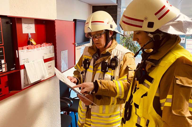 Einsatzbesprechung bei der Feuerwehr.