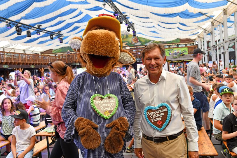 Das Kirmesmaskottchen Fritz und OB Dr. Frank Dudda beim Kindernachmittag 2022.