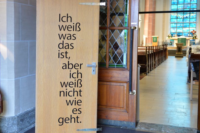 Kunstprojekt - Glaube, Liebe, Hoffnung, diese drei und das eine Kreuz. Stichwort: Liebe. Türblatt 'Ratlos' von Thomas Stüke.