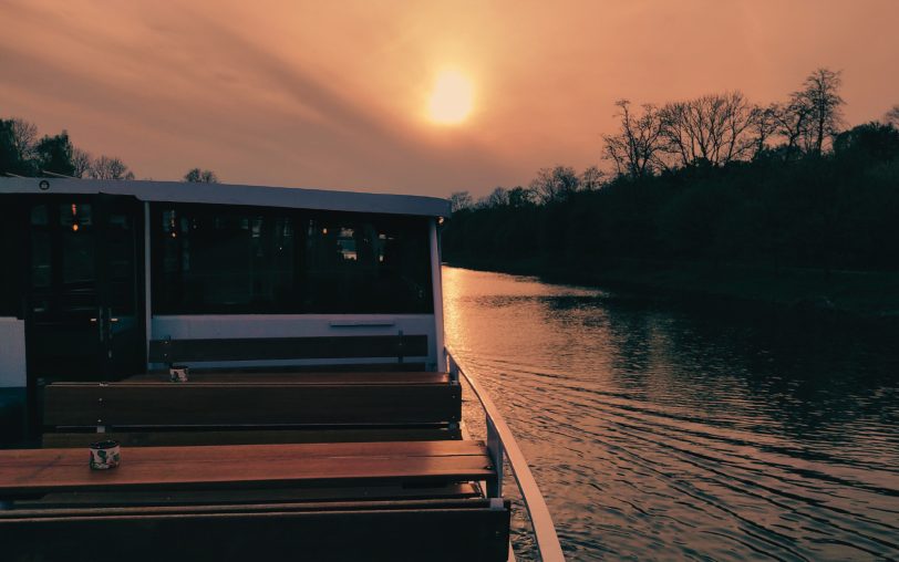 Ruhrpott-Romantik: Auf der Santa Monika II auf dem Rhein-Herne-Kanal beim Sonnenuntergang.